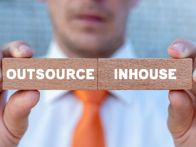Inhouse vs Outsource Image